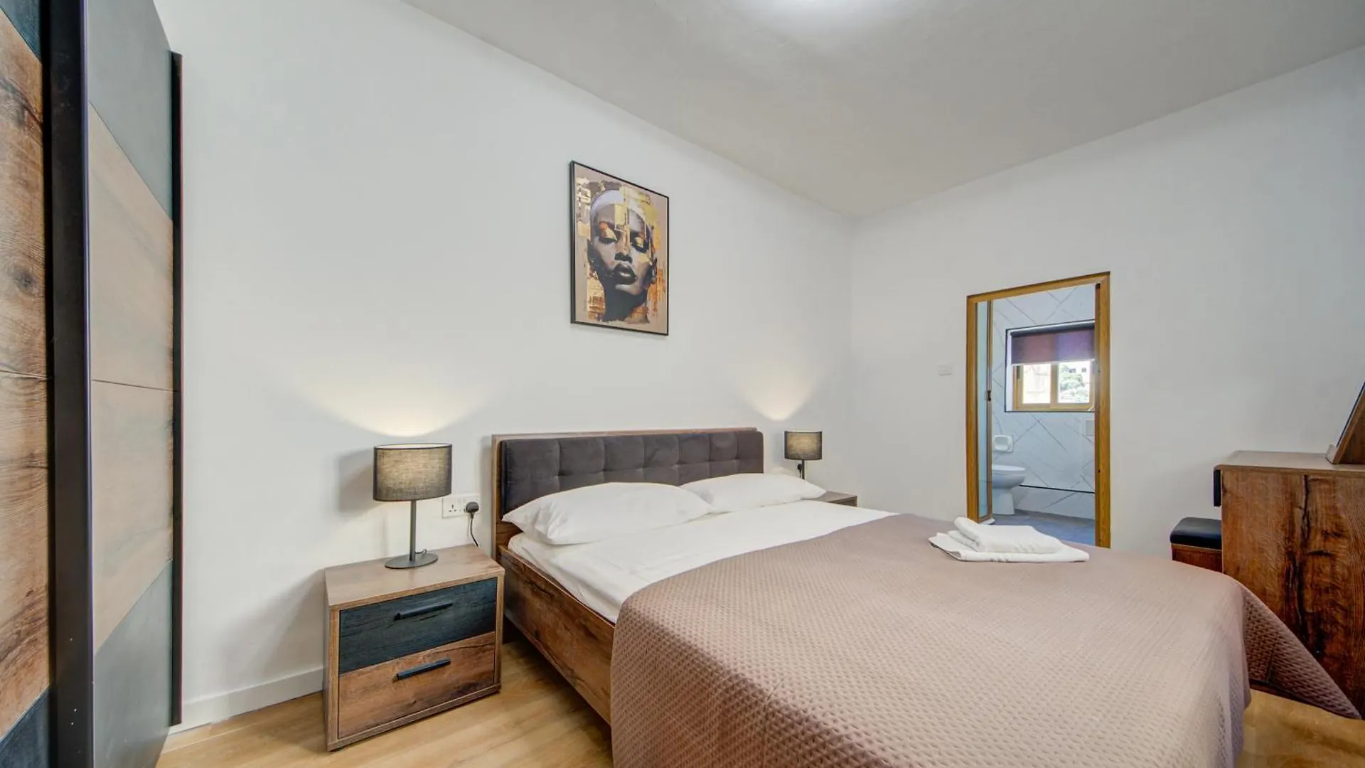 Апартаменты 5 Bedroom House With Jacuzzi In St Julian'S Сент Джулианс